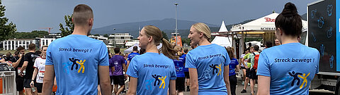 4 Kolleginnen und Kollegen aus dem Team Streck gehen vor dem Firmenlauf B2Run Freiburg zum Startbereich
