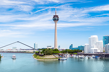 Blick auf Düsseldorf mit dem Rhein, dem Hafen und dem Fernsehturm