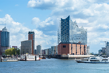 Hamburger Speicherstadt und Hafen-City mit Elbphilharmonie, im Vordergrund die Elbe mit Schiffen