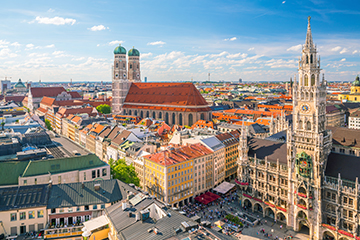 Luftaufnahme der Münchner Altstadt mit Marienplatz, dem Rathaus und der Frauenkirche bei schönen Wetter