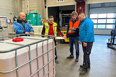 Blagoyche Markoski mit zwei Prüfern und einem Kollegen bei der Valikom-Prüfung in der Kontraktlogistik von Streck Transport