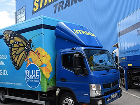 Ein Hybrid-Lkw von Streck Transport fährt über das Firmengelände in Freiburg