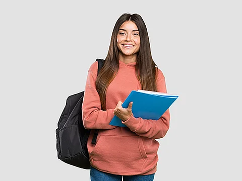 Lachende junge Frau mit Rucksack trägt Unterlagen in einer blauen Mappe