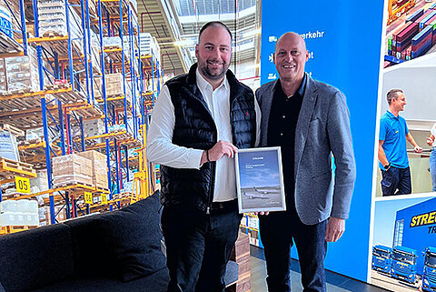 Streck ist Lufthansa-Umsatzmillionär 2025: Michael Engelhart, Head of Sales von Lufthansa Cargo Stuttgart, überreicht Nico Flubacher, Abteilungsleiter Luftfracht Freiburg, die Urkunde