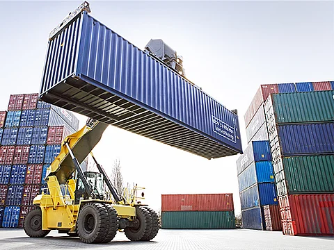 Bunte Seefracht-Container werden gestapelt