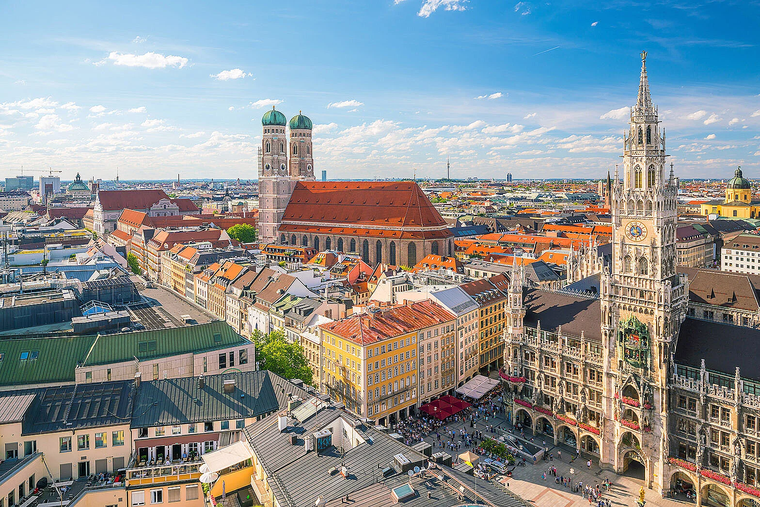 Luftaufnahme der Münchner Altstadt mit Marienplatz, dem Rathaus und der Frauenkirche bei schönen Wetter