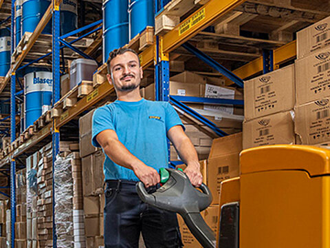 Mitarbeiter von Streck Transport im Hochregallager in Freiburg mit Flurförderzeug und Hochregalstapler