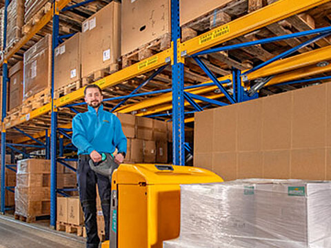 Mitarbeiter von Streck Transport im Hochregallager in Freiburg mit Flurförderzeug und Hochregalstapler