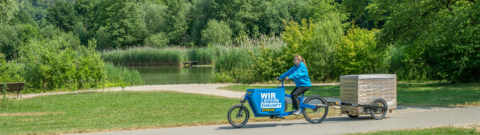 Eine Mitarbeiterin von Streck Transport fährt auf dem Lastenrad in Lörrach