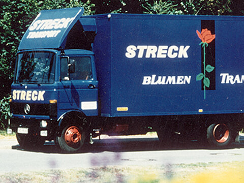 Ein blauer Lkw für Blumentransporte von Streck Transport in den 1970er-Jahren 