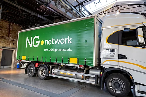 Ein Lkw mit dem neuen Logo des Stückgutnetzwerks NG.Network