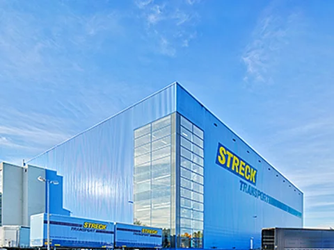 Blaue Logistik-Halle von Streck Transport in Freiburg bei Sonnenschein