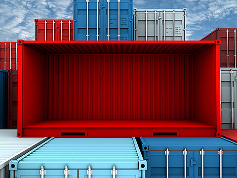 Leerer und offener roter Container, gestapelt zusammen mit anderen Containern