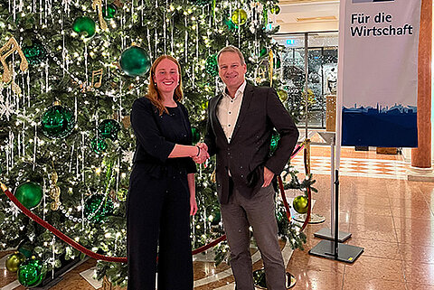 Valeria Ciapetti, Streck Transport-Förderpreisträgerin 2024, und Gerald Penner, Geschäftsführer von Streck Transport