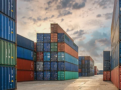 Viele bunte Seefrachtcontainer stehen gestapelt in einem Hafen