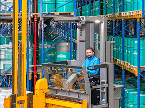 Mitarbeiter von Streck Transport bedient einen Hochregalstapler im Hochregalllager der Kontraktlogistik