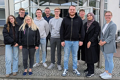 Zehn Auszubildende der Stückgutkooperation NG.network, die in einem Projekt der Spedition der Zukunft auf der Spur sind
