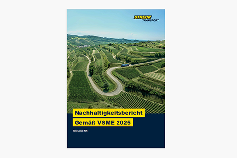 Luftaufnahme einer hügeligen Weinlandschaft mit geschwungenen Straßen und Feldern. Oben rechts steht das Logo „STRECK TRANSPORT“. Unten ist ein blauer Bereich mit gelbem Text „Nachhaltigkeitsbericht Gemäß VSME 2025“ sowie „Stand: Januar 2025“.