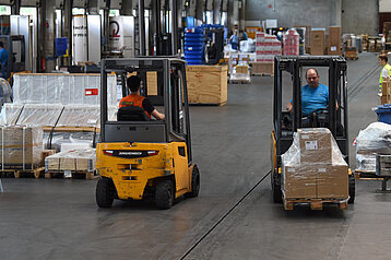 Verladung in der Umschlaghalle Lkw-Verladung in der Umschlaghalle mit Gabelstaplern und Paletten
