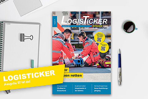 Die 57. Ausgabe der Streck Transport-Kundenzeitschrift LogisTicker liegt auf einem Schreibtisch mit Kugelschreiber, Notizblock und Kaffeetasse
