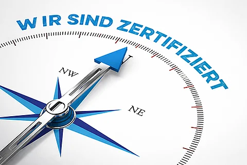 Ausschnitt eines Kompasses mit Nadel und dem Satz Wir sind zertifiziert