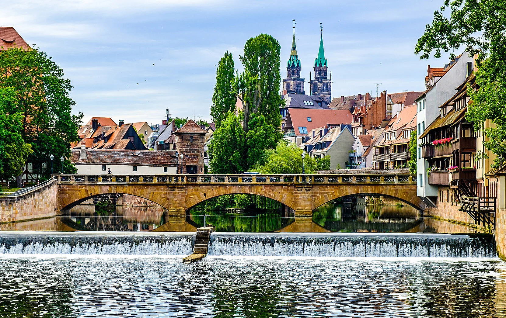 Blick auf die Altstadt von Nürnberg, im Vordergrund eine Brücke über die Pegnitz