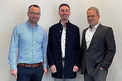 Felix Friedel (hat 2024 die beste Bachelorarbeit an der Hochschule DHBW Lörrach geschrieben) zusammen mit Manuel Herr, seinem Ausbildungsbetreuer, und Gerald Penner, Geschäftsführer bei Streck Transport