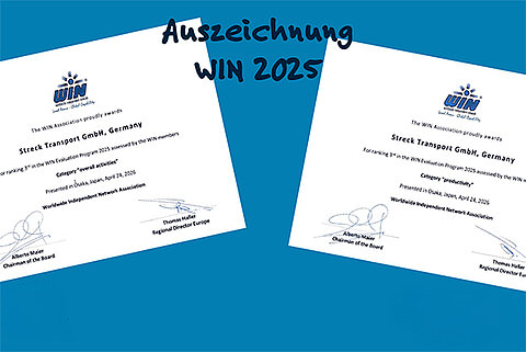 Zwei Zertifikate der WIN Evaluation Group 2025 sind vor blauem Hintergrund abgebildet. Oben steht handschriftlich „Auszeichnung WIN 2025“. Die Urkunden nennen „Streck Transport GmbH, Germany“ und enthalten das WIN-Logo sowie Unterschriften.