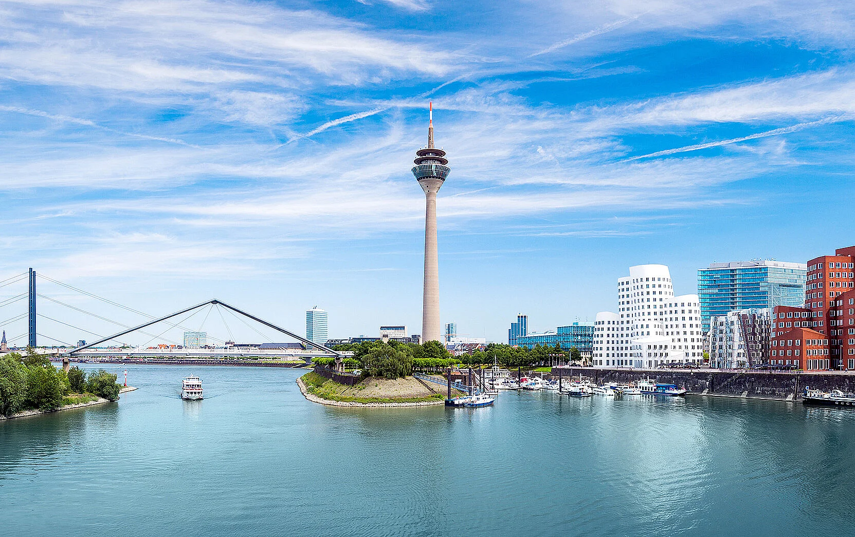 Blick auf Düsseldorf mit dem Rhein, dem Hafen und dem Fernsehturm