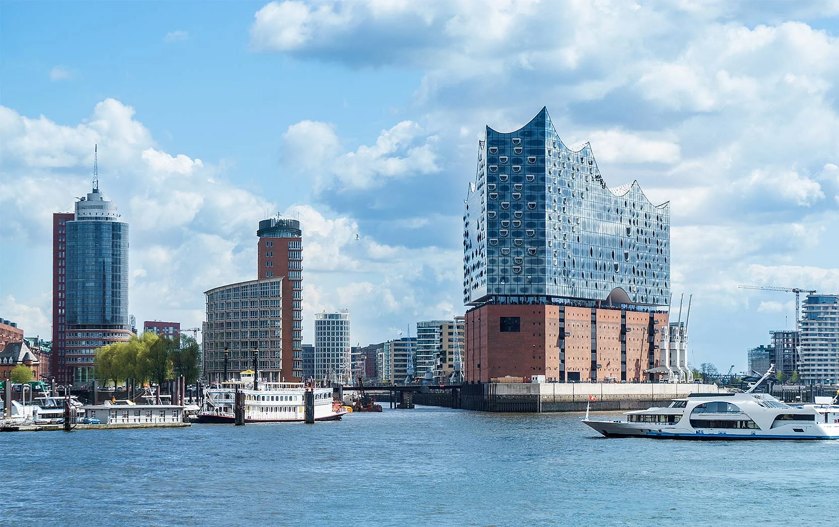 Hamburger Speicherstadt und Hafen-City mit Elbphilharmonie, im Vordergrund die Elbe mit Schiffen