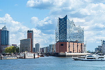 Hamburger Speicherstadt und Hafen-City mit Elbphilharmonie, im Vordergrund die Elbe mit Schiffen
