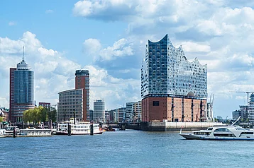 Hamburger Speicherstadt und Hafen-City mit Elbphilharmonie, im Vordergrund die Elbe mit Schiffen