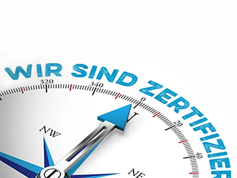 Ausschnitt eines Kompasses mit Nadel und dem Satz Wir sind zertifiziert