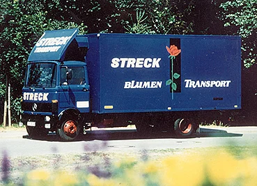 Ein blauer Lkw für Blumentransporte von Streck Transport in den 1970er-Jahren 