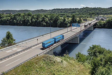 Rheinbrücke beim deutsch-schweizerischen Grenzübergang Rheinfelden