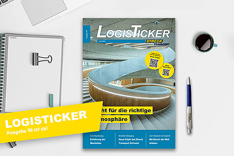 Die 56. Ausgabe der Streck Transport-Kundenzeitschrift LogisTicker liegt auf einem Schreibtisch mit Kugelschreiber, Notizblock und Kaffeetasse