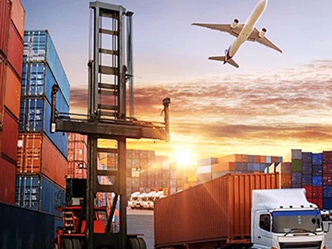 Collage mit Schiff, Lkw, Flugzeug und Seecontainern in einem Hafen bei Sonnenuntergang