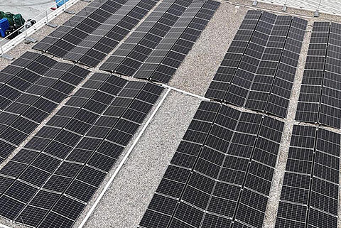 Luftbild der Photovoltaikanlage auf dem Dach von Streck Transport in Lörrach