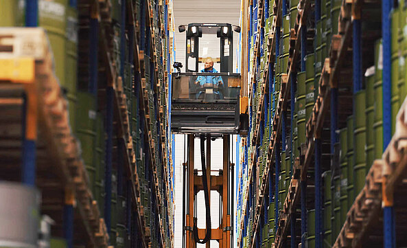 Kai Grötzbach, Hallenmeister Kontraktlogistik in Freiburg, sitzt in einem Hochregalstapler in einer Halle bei Streck Transport in Freiburg