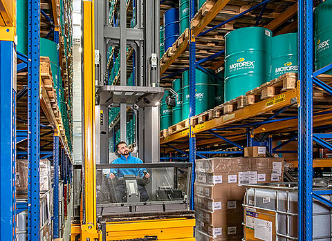 Mitarbeiter von Streck Transport bedient einen Hochregalstapler im Hochregalllager der Kontraktlogistik