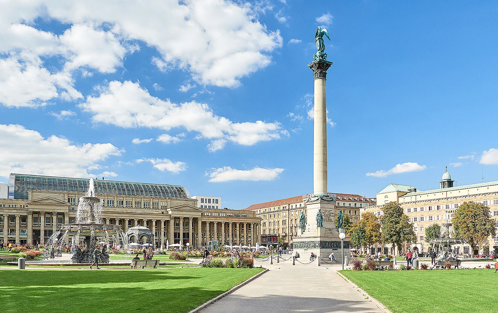 Blick auf den Schlossgarten in Stuttgart bei schönem Wetter mit vielen Menschen