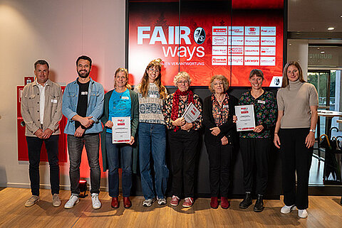 Sechs Preisträgerinnen und Preisträger des FAIR ways-Förderpreis des SC Freiburg 2025 mit Julia Stierli, Spielerin des SC Freiburg, und Thorsten Weiglein, Leiter Außendienst Streck Transportges. mbH