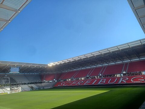 Blick in das Fußballstadion des SC Freiburg bei Sonnenschein