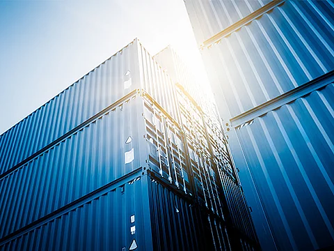 Blaue Seefracht-Container im Sonnenschein