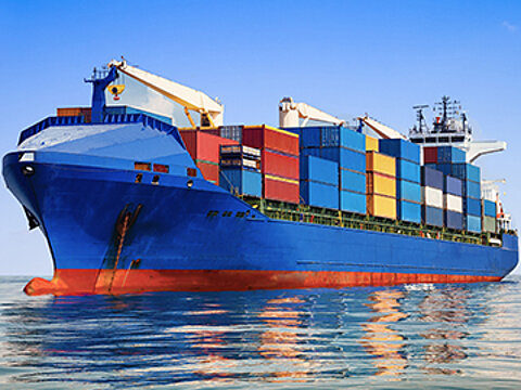 [Translate to English:] Beladenes Containerschiff auf dem Wasser