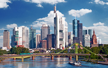Frankfurt am Main Skyline der Wolkenkratzer von Frankfurt am Main, im Vordergrund der Main mit einem Frachtschiff und einer Brücke