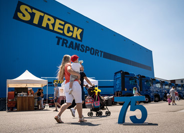 Familien besuchen das Sommerfest zum Firmenjubiläum 75+1 Jahre Streck Transport auf dem Firmengelände in Freiburg