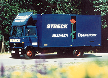 Ein blauer Lkw für Blumentransporte von Streck Transport in den 1970er-Jahren 