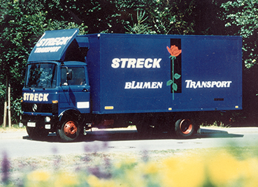 Streck-Blumentransporte Ein blauer Lkw für Blumentransporte von Streck Transport in den 1970er-Jahren