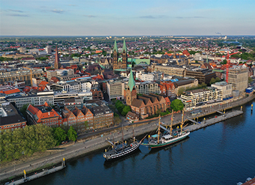 Luftansicht der Altstadt von Bremen, im Vordergrund die Weser mit Segelschiffen
